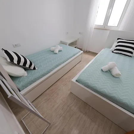 Three Fish Nyaraló *